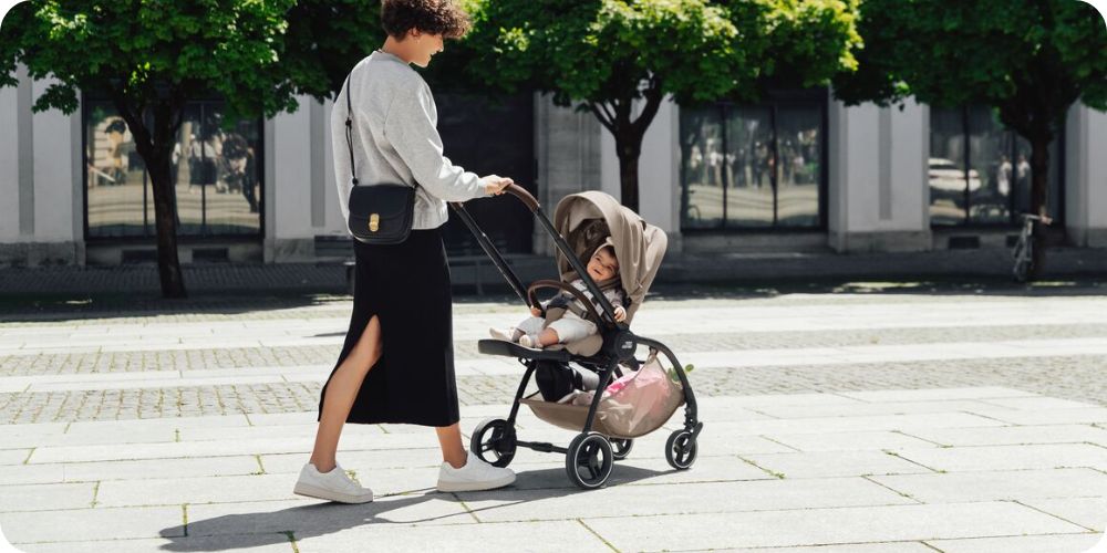 Britax Römer RIO – wózek dziecięcy 2w1 Teak w wersji spacerowej, aranżacja miejska