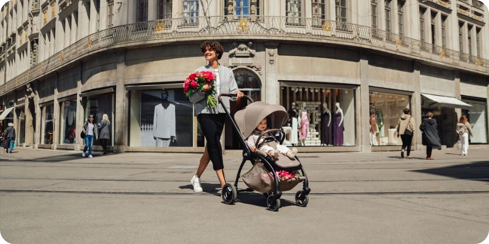 Britax Römer RIO – wózek dziecięcy 2w1 Teak w wersji spacerowej, spacer z mamą po centrum miasta