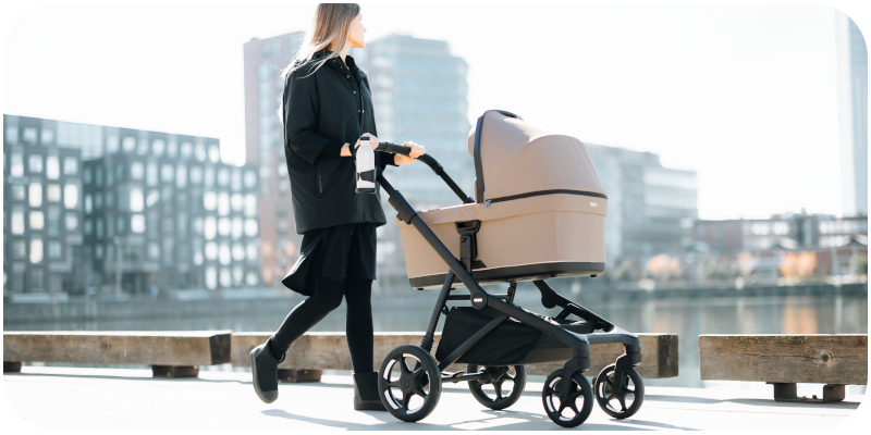 thule sleek 2 - wersja głęboka (gondola) - wózek dziecięcy 2w1 z opcją rozbudowy dla dwójki dzieci - zdjęcie typu lifestyle