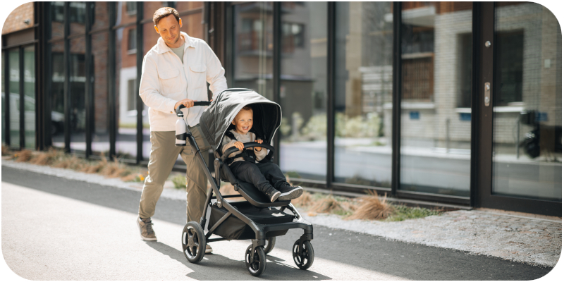 thule sleek 2 - wersja spacerowa - przodem do kierunku jazdy - kolor czarny - zdjęcie typu lifestyle